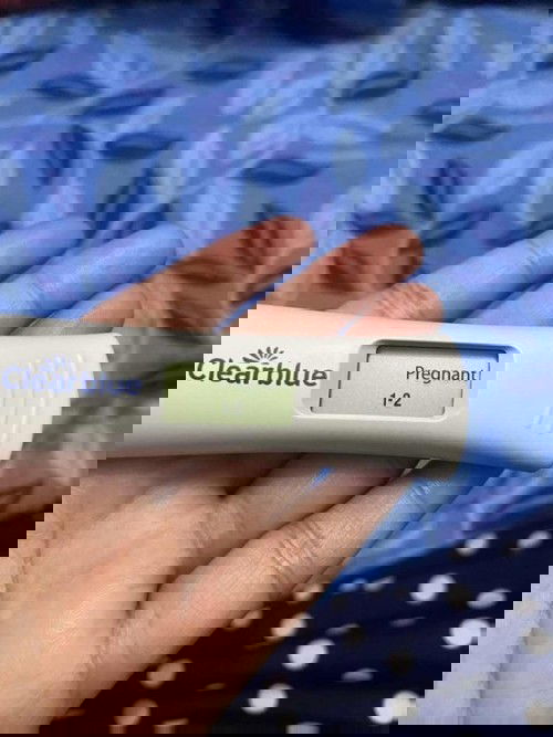 Clear blue: pregnant 1-2 tapi ada keluar mcm coklat dkt pad. Normal ke?