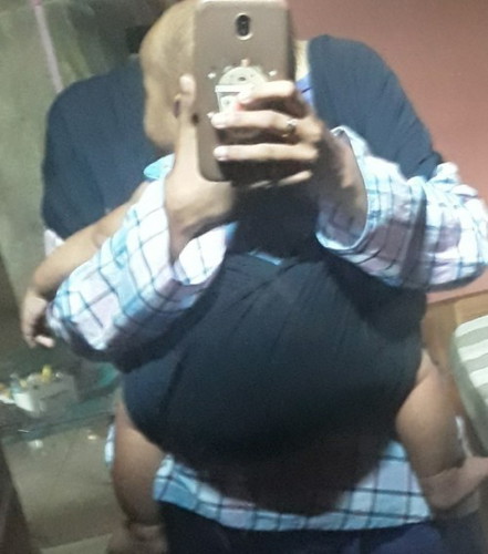 Cara menggendong M-shape