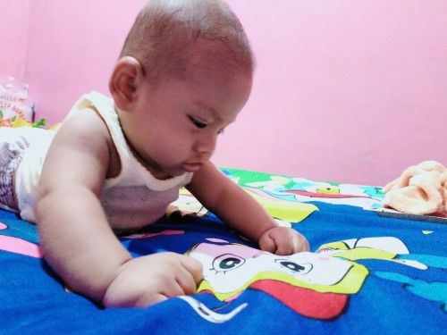 4 bulan belum banyak ngoceh, jarang ngoceh sendiri, wajar ga ya?