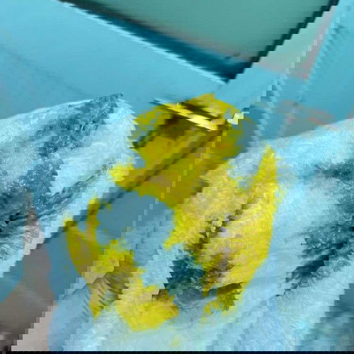 Con em 7 tháng 20 ngày. Bé bú sữa công thức và sữa mẹ, đang ăn dặm. Cho e hỏi đây là phân sống hay tiêu chảy ạ. Có mom n