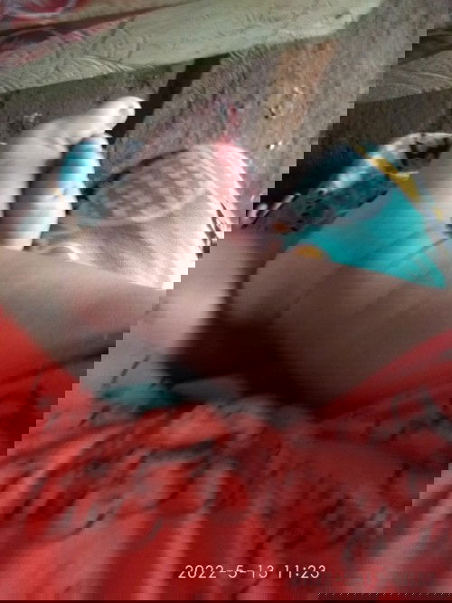 Sllu menyilangkan kaki.