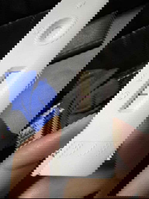 สอบถามแม่ๆค่ะ ตรวจชุดตรวจแบบปัสสาวะผ่าน ขึ้น 2 ขีดจางๆ ตามรูป แต่ชุดตรวจแบบหยดขึ้นขีดเดียว แบบนี้ตั้งครรภ์ไหมคะ ?