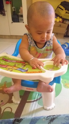 Anakku usia 8 bulan belum tumbuh gigi sama sekali, itu aman gak ya?