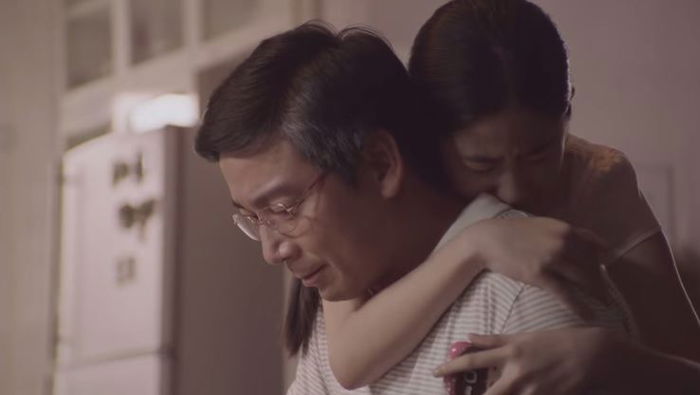 Watch how this dad comforts his grieving daughter - so sweet!