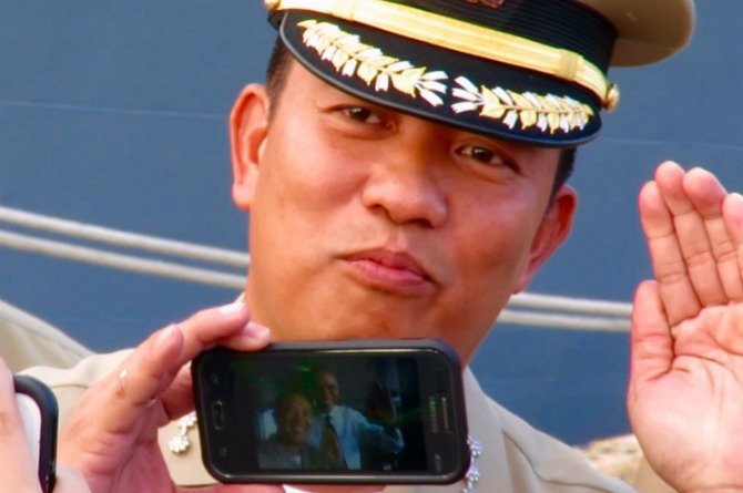 Pinoy dad got Obama to do the pabebe wave!