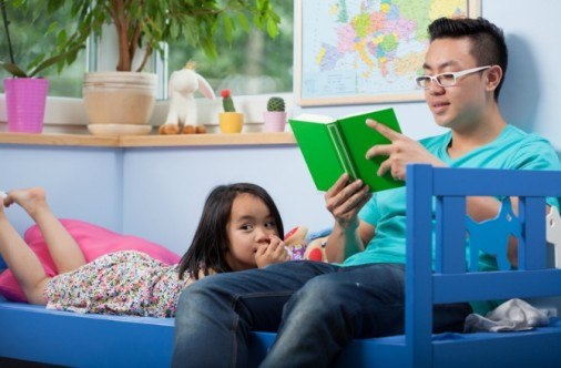 Study shows: Dads are better bedtime storytellers than Mom