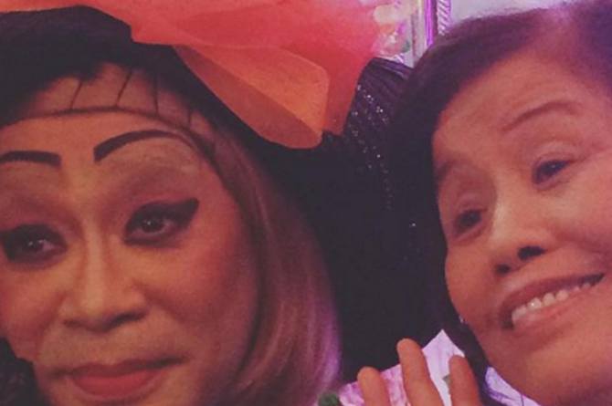 Super Cute: Mother Lily does the pabebe wave!