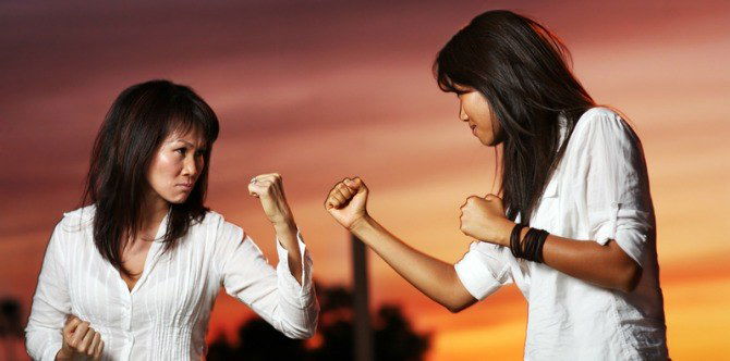 This furious wife beats up husband’s mistress before throwing her off a bridge!