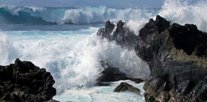 A giant wave sweeps off toddler into the sea in Spain