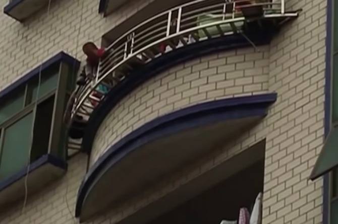 Neighbours Catch Toddler with Blankets