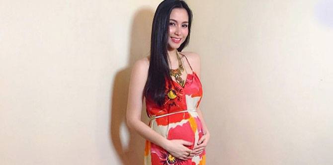 Mariel Rodriguez shows off her growing baby bump