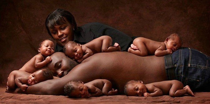 Parents recreate viral photo of their sextuplets after six years
