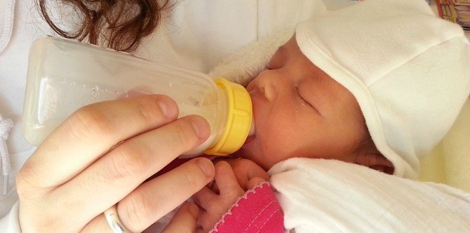 Dad busy playing with smartphone didn’t notice daughter choking on her milk
