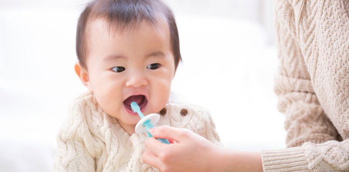 Brushing baby teeth: When to start and best ways to do it