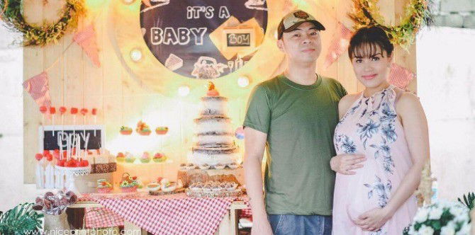 LOOK: Neri Naig and Chito Miranda share they're having a boy at their quaint baby shower picnic!