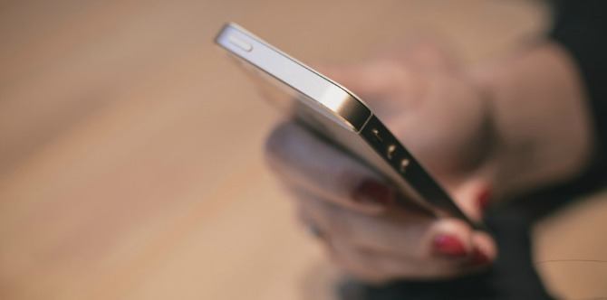 What happens to children whose parents are addicted to smartphones