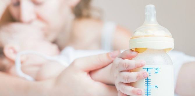 Having trouble introducing the bottle to your breastfed baby? Here are some tips