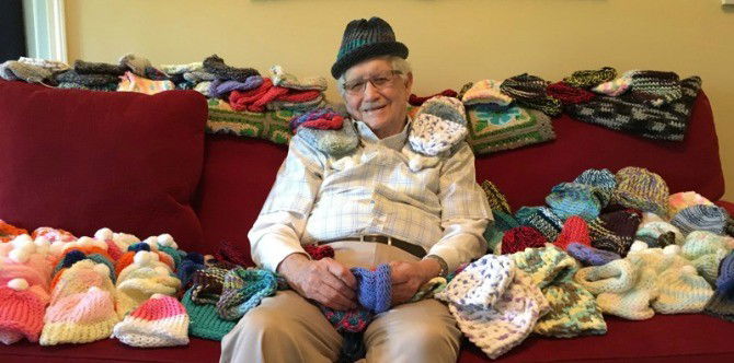 86-Year-old man teaches himself to knit so he can make caps for preemies
