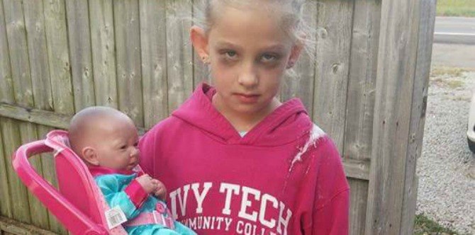 7-year-old girl dresses up as a mom for Halloween and nails it