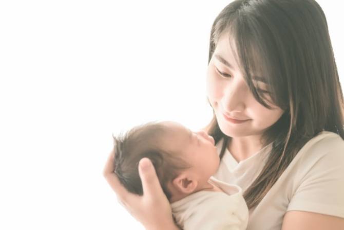 The Power of your Hug: 5 ways cuddling benefits mom and baby
