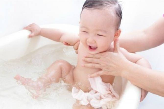 newborn bath