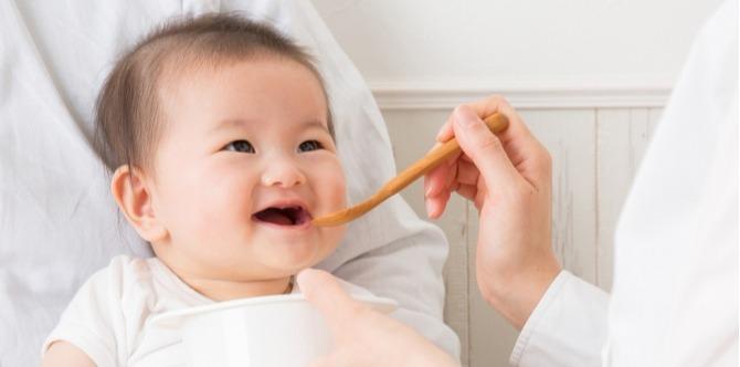 Starting solids for your baby: A first-time-mom’s guide!