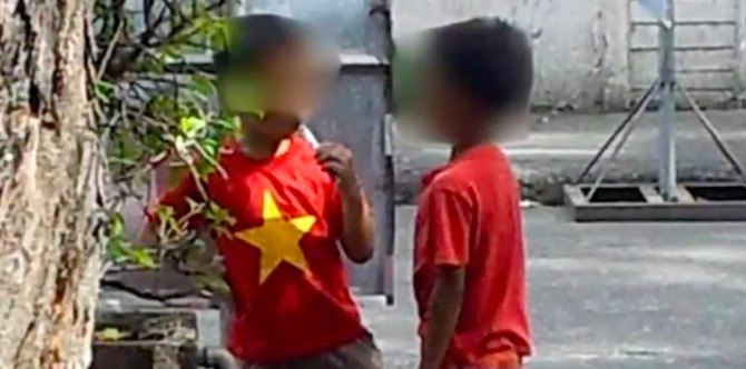 Viral photo shows 6-year-old from Laoag City using an e-cigarette