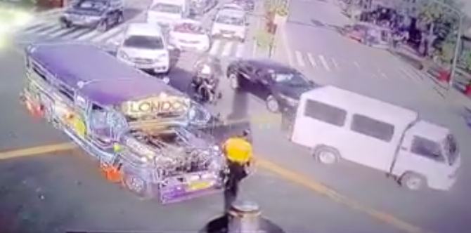 Watch: Reckless jeepney driver hits traffic enforcer in Pasig City
