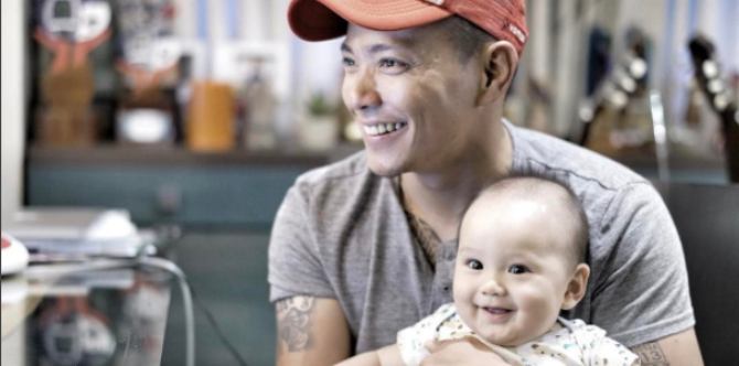 Hands-on celebrity dads that are just are too adorable!