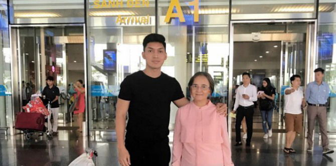Son says 'thank you' to his hardworking mom by taking her on an Asian tour!