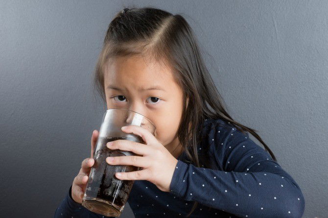 Study: Cola consumption may lead to early periods for your daughter