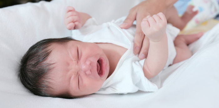 Baby colic: Sanhi, sintomas at gamot sa kabag ng bata