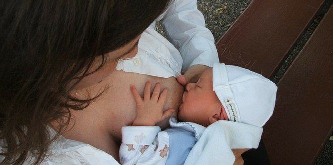 Breastfeeding while on your period: Everything you need to know