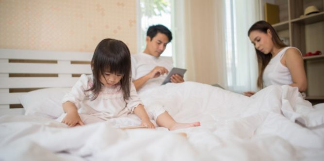 Picture of Mother Neglects Child Because of Smartphone: The Reality of Phone ...