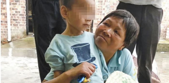 Toddler survives alone for a week after grandfather dies