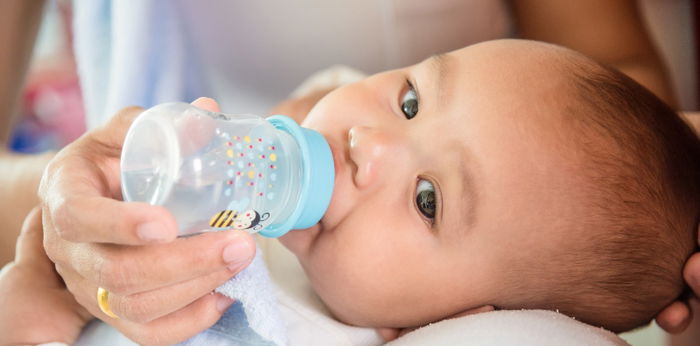 Delikado na painumin ng tubig ang baby kapag wala pa siyang 6 months, ayon sa pedia