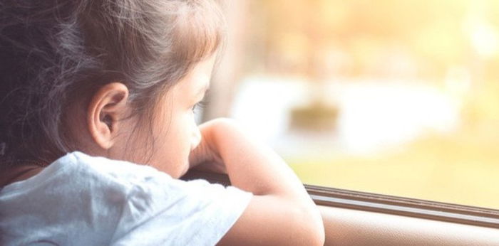 2-taong gulang na bata naiwan sa loob ng kotseng hindi naka-handbrake