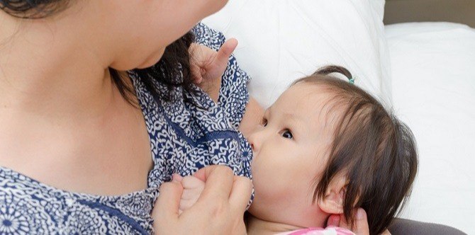 Siyam na taong gulang na bata, pinapasuso pa rin ng kaniyang ina