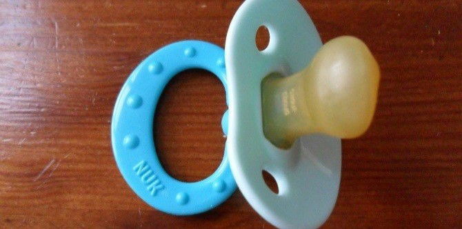 Pacifier ni baby, dapat raw isubo ni mommy para linisin?