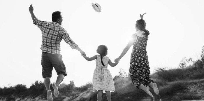 Single mom hires man to be young daughter's fake dad "indefinitely"