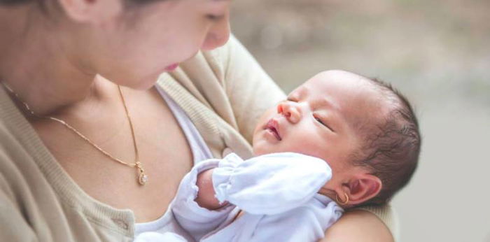 Tama ba ang pagkarga kay baby? Maaari siyang magkaroon ng problema sa buto kung mali ito