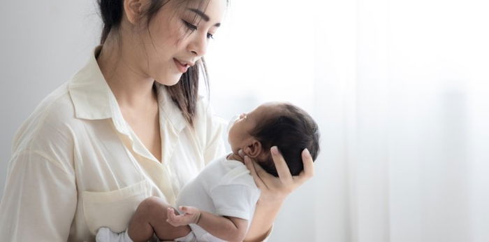 How should you hold your baby? Here are newborn holding positions you can study