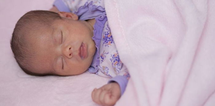 "Why does my baby sweat so much?" Here are 6 possible reasons