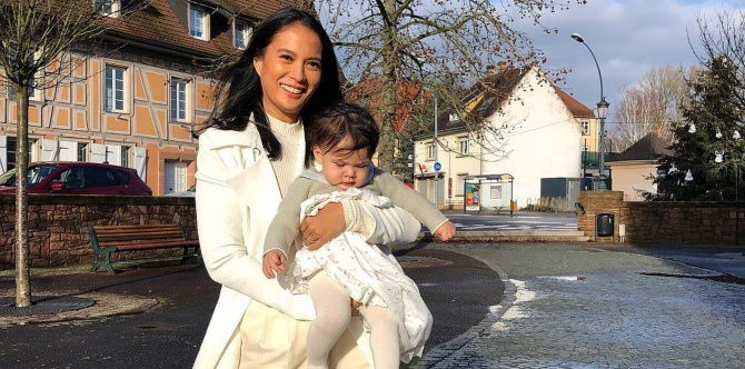 Anak ni Isabelle Daza na si Baltie, bininyagan sa France