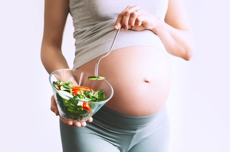 gamot sa pagtatae ng buntis - buntis na kumakain ng vegetable salad