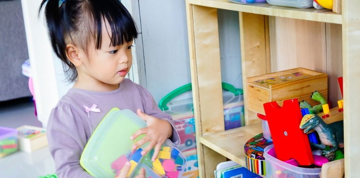 STUDY: Mas kaunting laruan, mas nagiging creative si baby