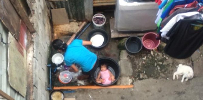 Nanay, nilagay ang baby sa batya habang gumagawa ng gawaing bahay