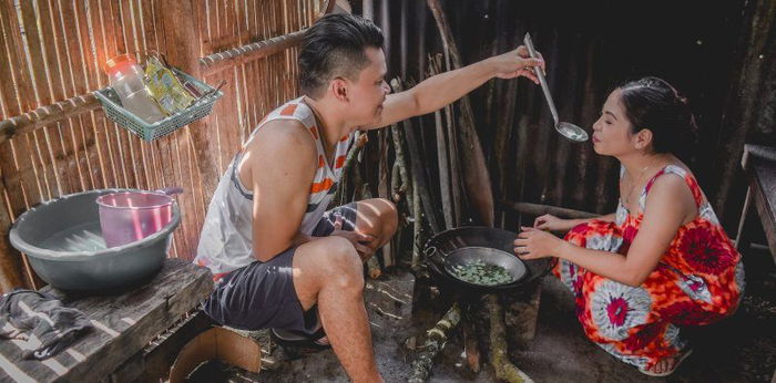 Viral prenup photo shoot ng couple na nagpapakita ng pagmamahalan sa hirap at ginhawa
