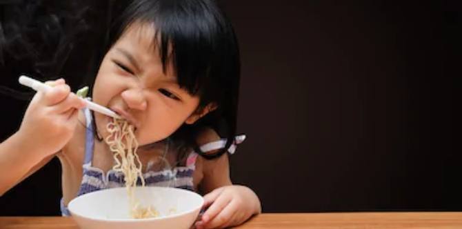 UNICEF: Instant noodles, dapat iwasang ipakain sa mga bata