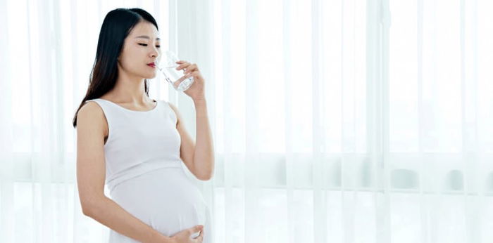 Here's how much water you should be drinking during pregnancy